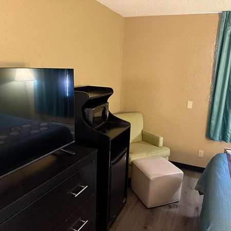 Super 8 By Wyndham Mendota I-39 Hotel Luaran gambar