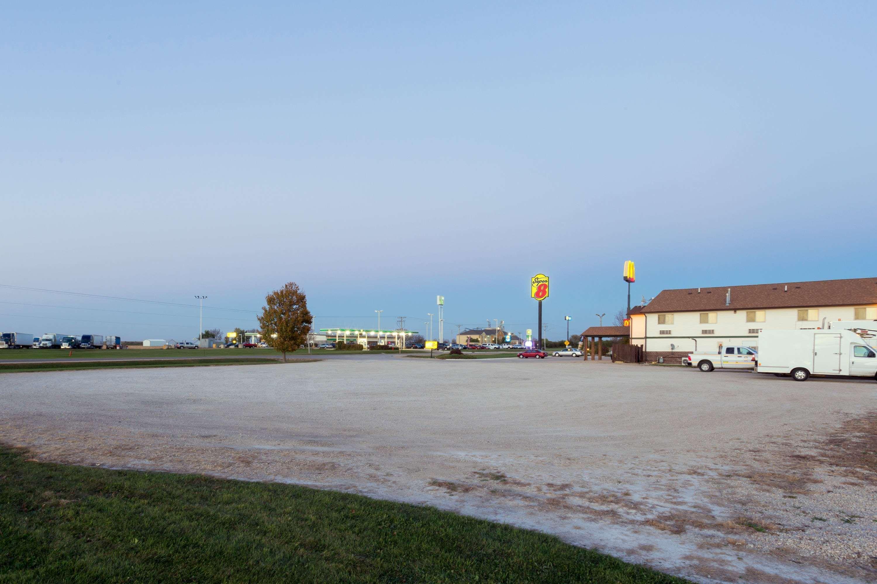 Super 8 By Wyndham Mendota I-39 Hotel Luaran gambar