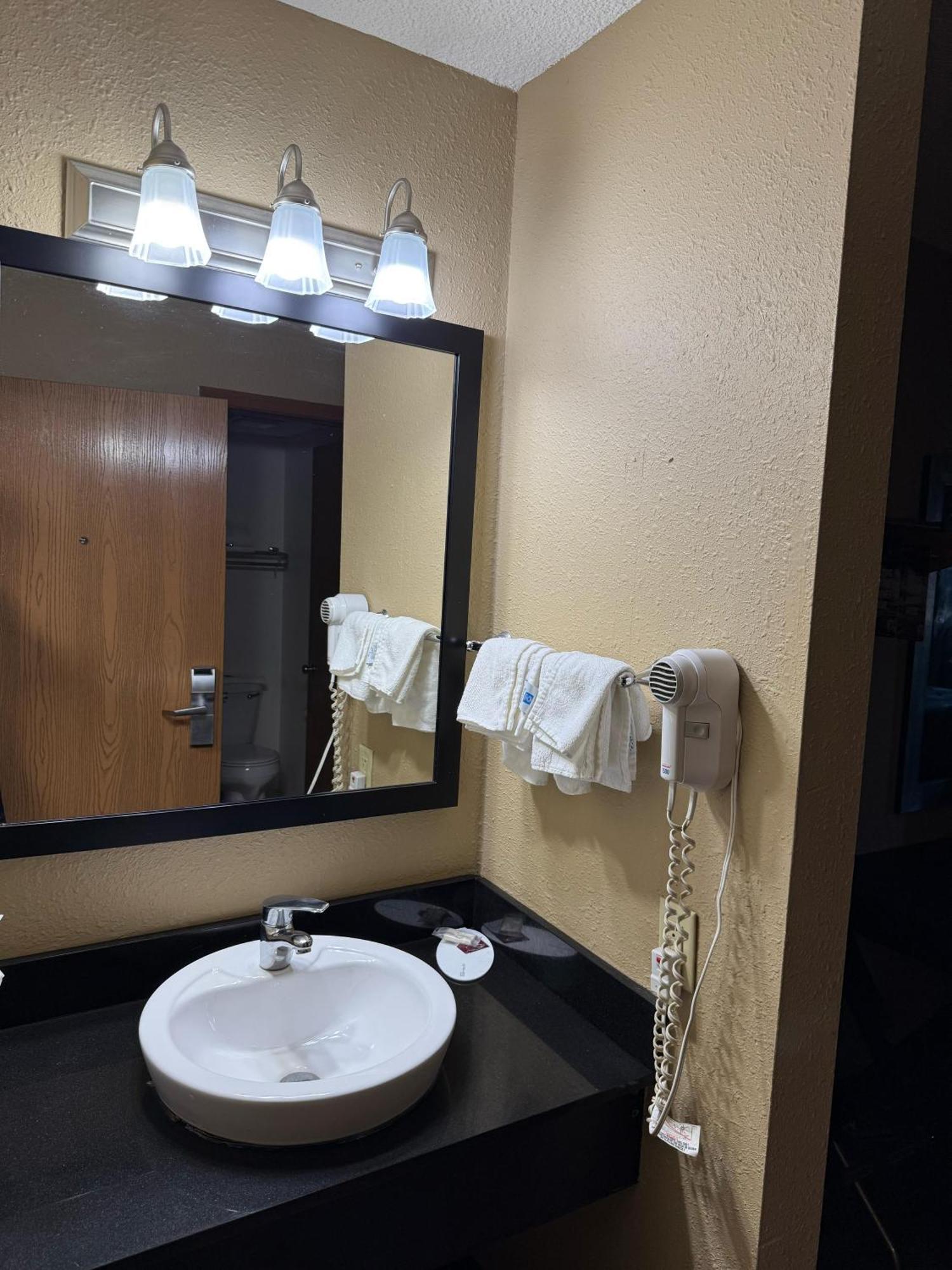 Super 8 By Wyndham Mendota I-39 Hotel Luaran gambar