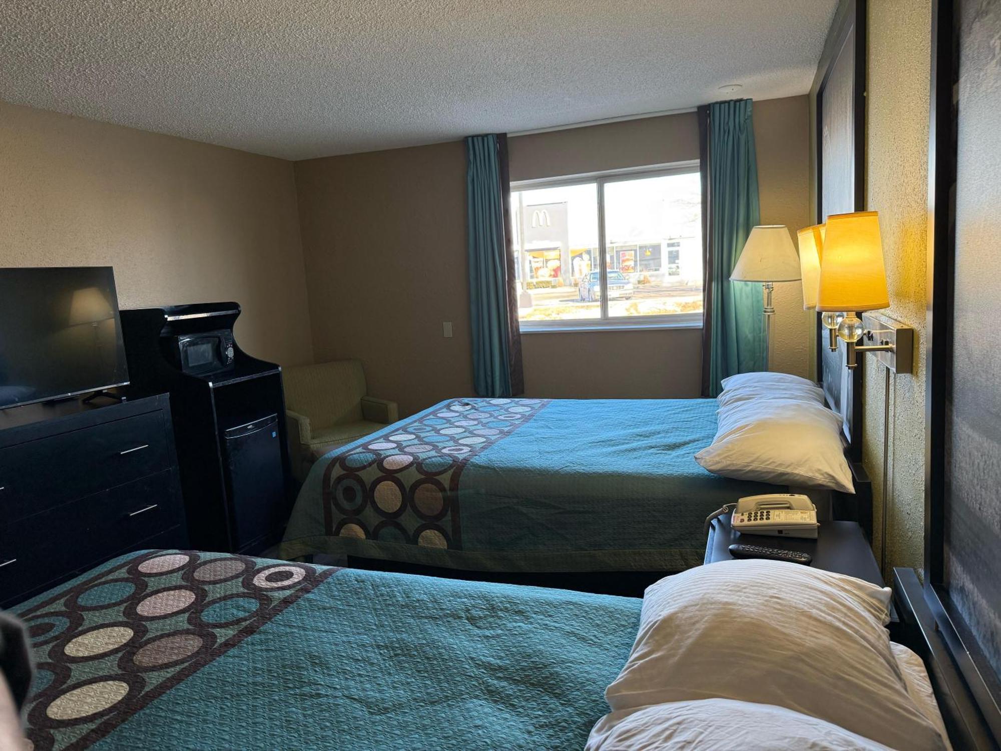 Super 8 By Wyndham Mendota I-39 Hotel Luaran gambar