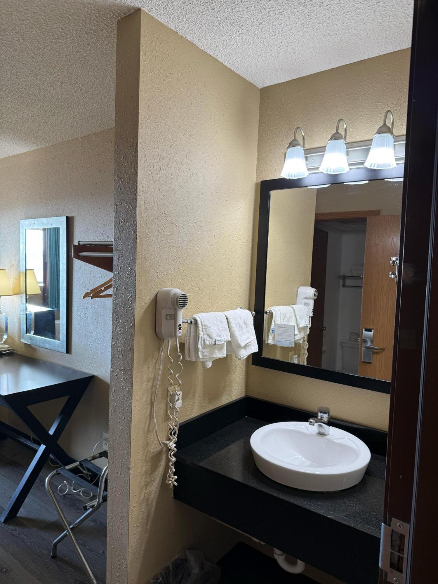 Super 8 By Wyndham Mendota I-39 Hotel Luaran gambar