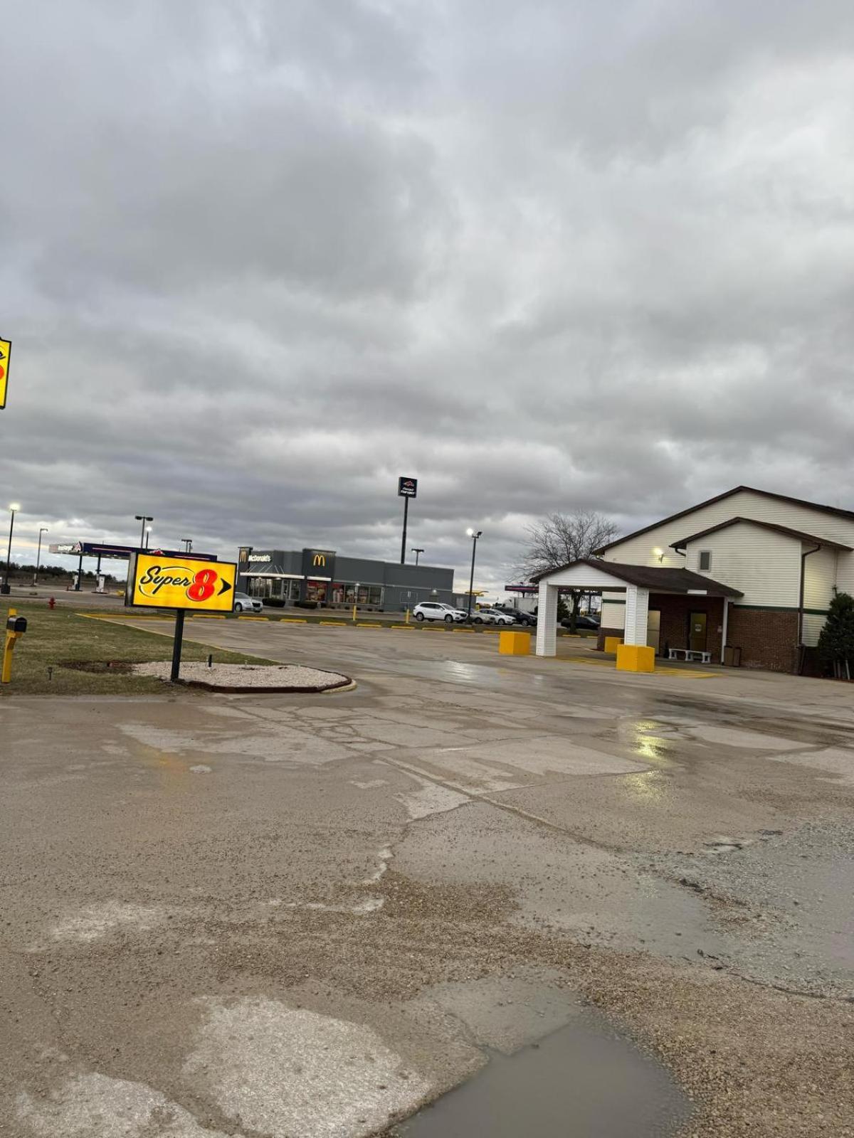 Super 8 By Wyndham Mendota I-39 Hotel Luaran gambar
